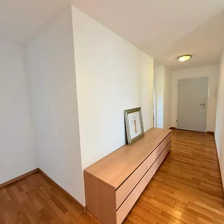 178 Good Location Spacious And Free Parking Included Apartment